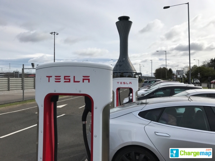 Tesla Supercharger Edinburgh Airport oplaadstation in Newbridge