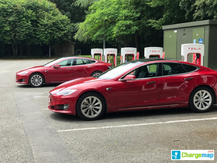 Tesla Supercharger Rennes borne de charge rapide à Rennes