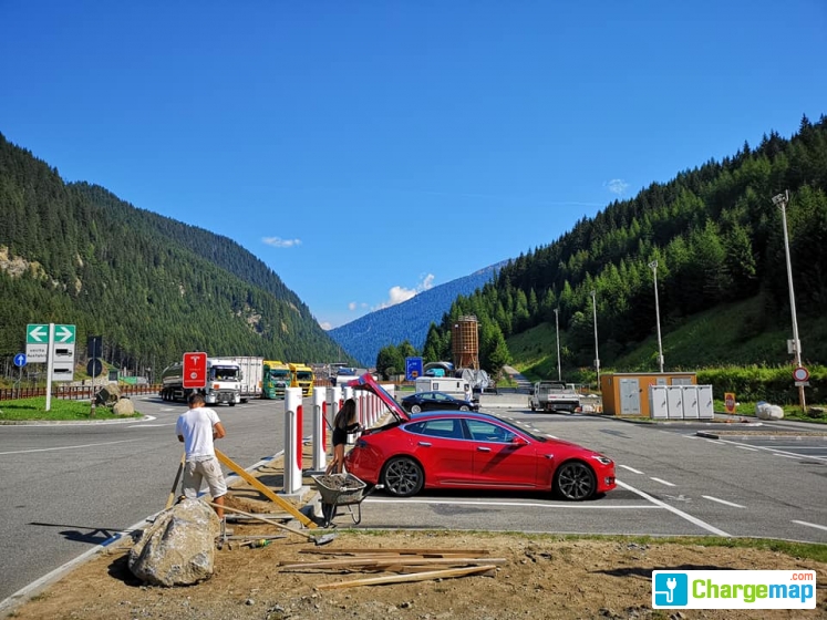 tesla-supercharger-brennerpass-ladestation-in-brennero-italien