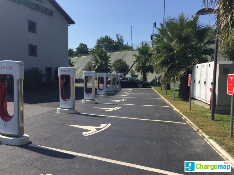 Tesla Supercharger Hôtel Loreak borne de charge rapide à Bayonne