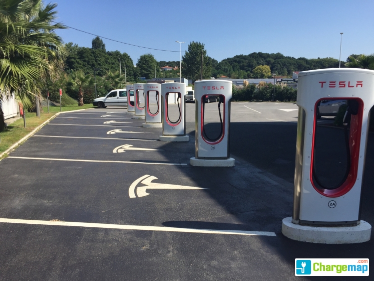 Tesla Supercharger Hôtel Loreak borne de charge rapide à Bayonne