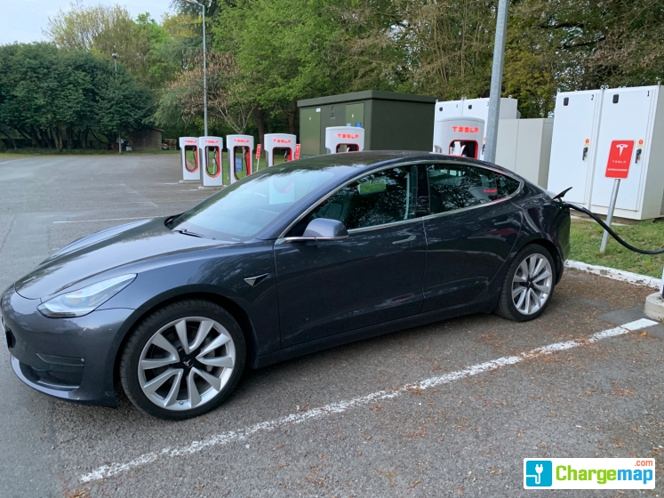 Tesla Supercharger Rennes borne de charge rapide à Rennes