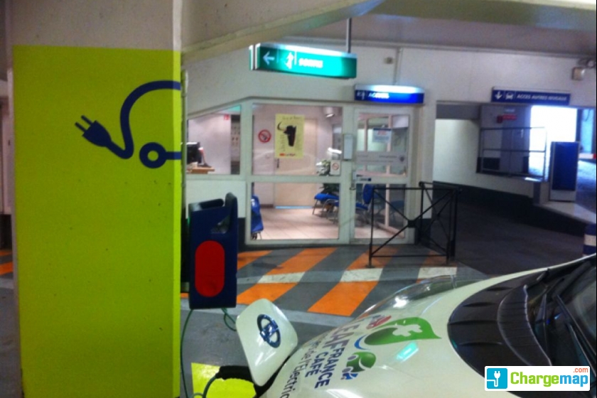 Parking INDIGO Maison Carrée borne de charge à Nîmes