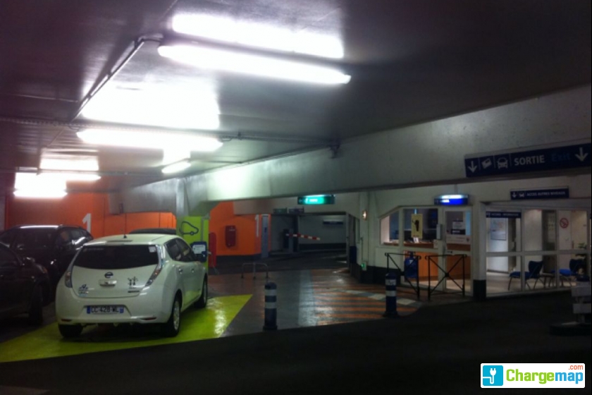 Parking INDIGO Maison Carrée borne de charge à Nîmes